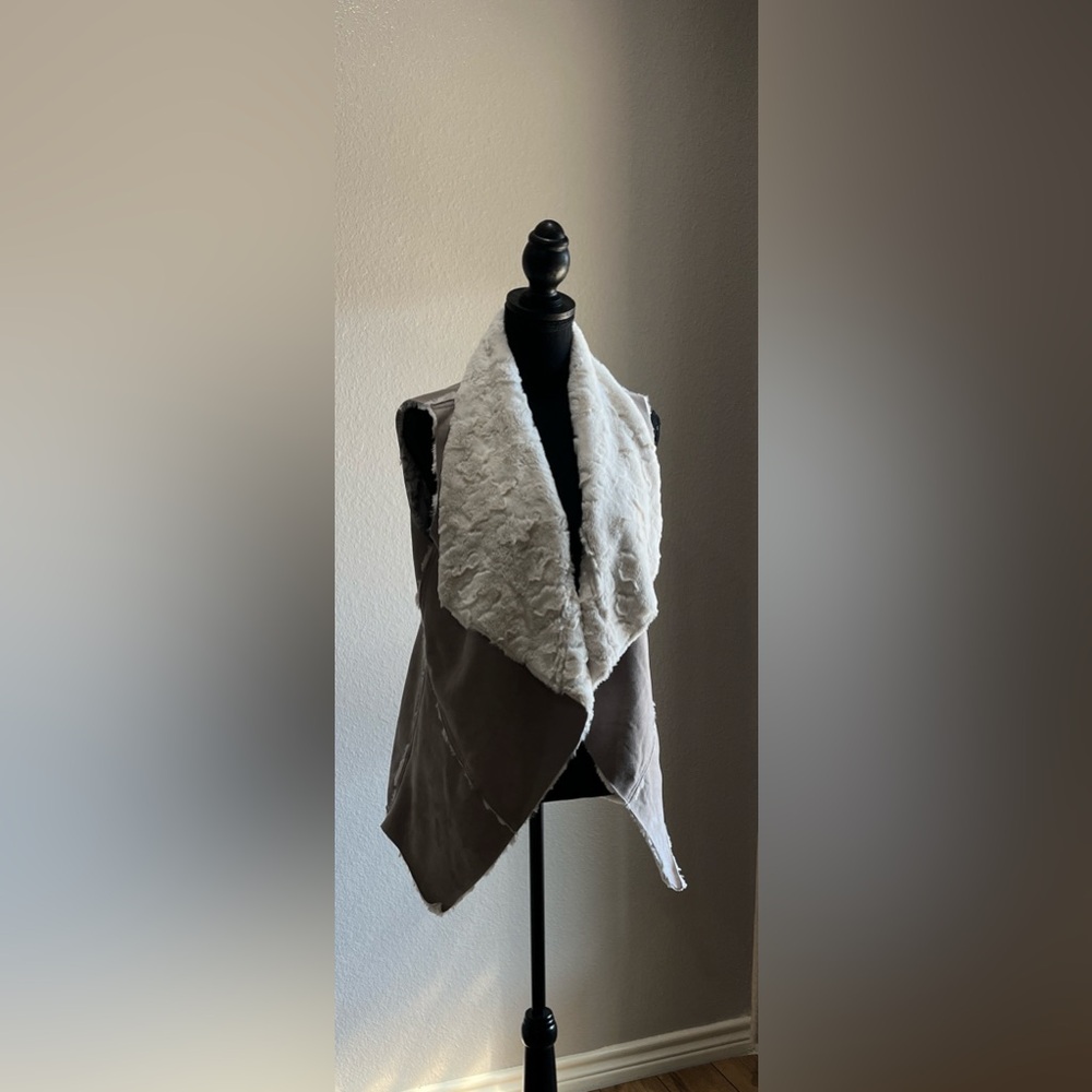 ONE THE LAND Vest Woman L Gray White Vegan Faux Suede Fur Cabin Outdoor Chic